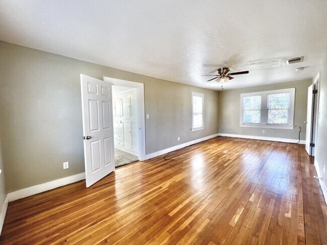 Building Photo - MOVE IN SPECIAL! Gorgeous Vintage home!