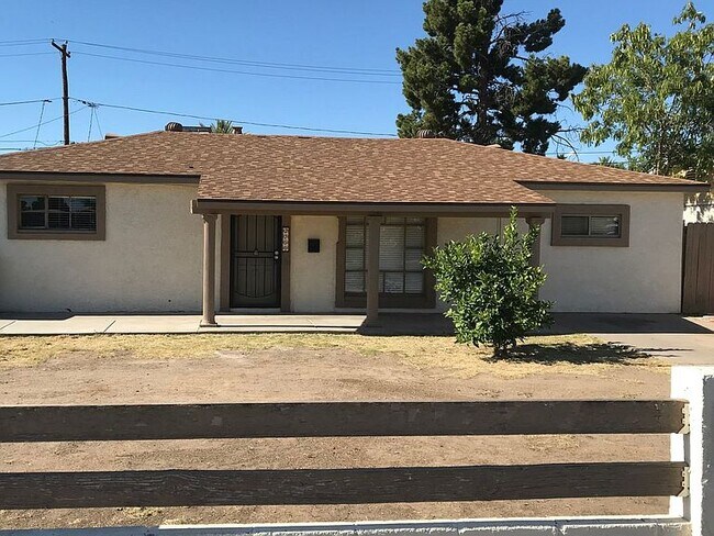 Building Photo - 2750 W Glenrosa Ave