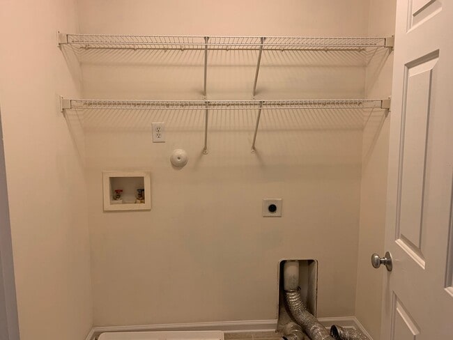 Building Photo - RENT SPECIAL!! Half off 1st months' rent i...