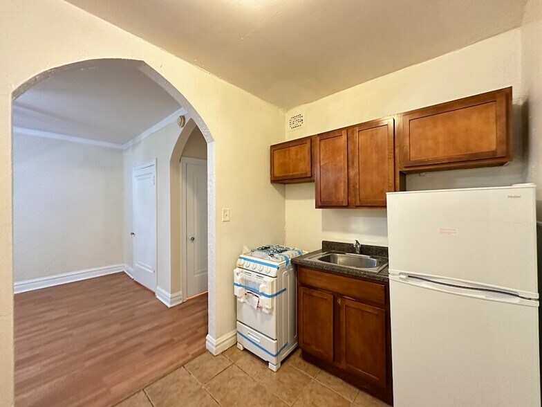 Building Photo - 4834 N Damen Ave
