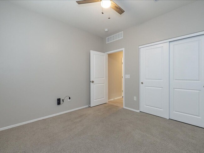 Building Photo - 4 Bedroom 2 Bathroom