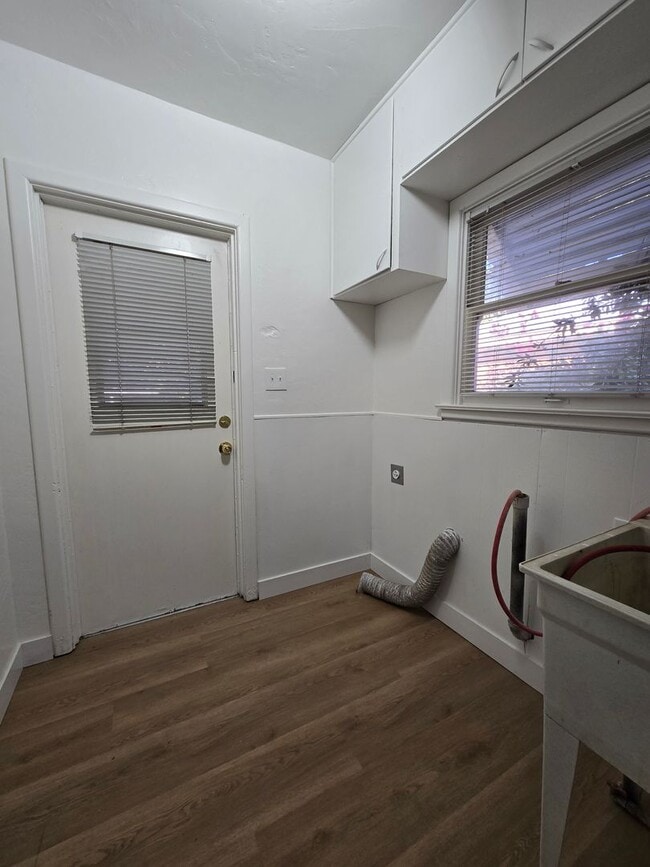 Building Photo - 2 Br 1 Ba ready now