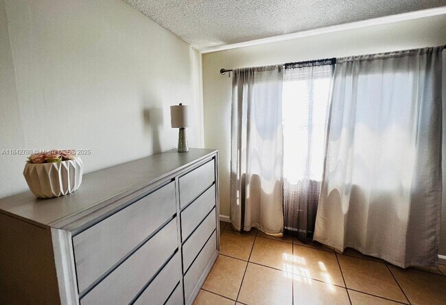 Building Photo - 401 Golden Isles Dr