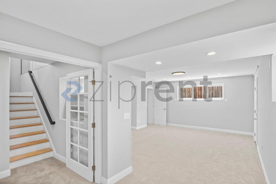Building Photo - Unit