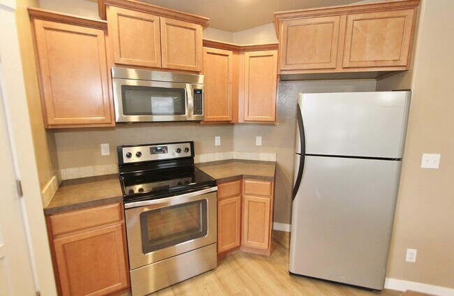 Building Photo - Spacious Single-Level Home on Cul-De-Sac