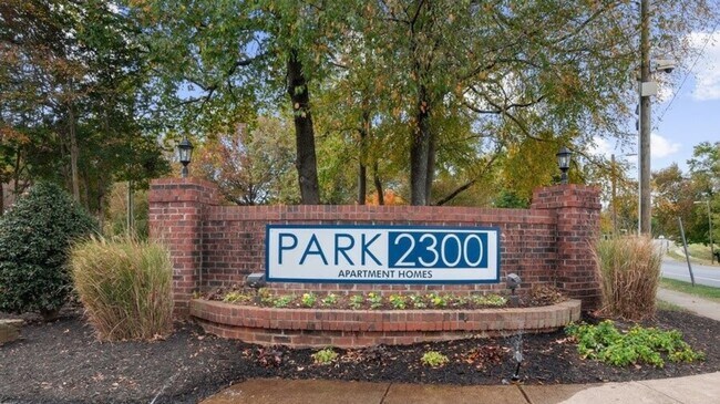 Building Photo - 2300 Village Lake Dr