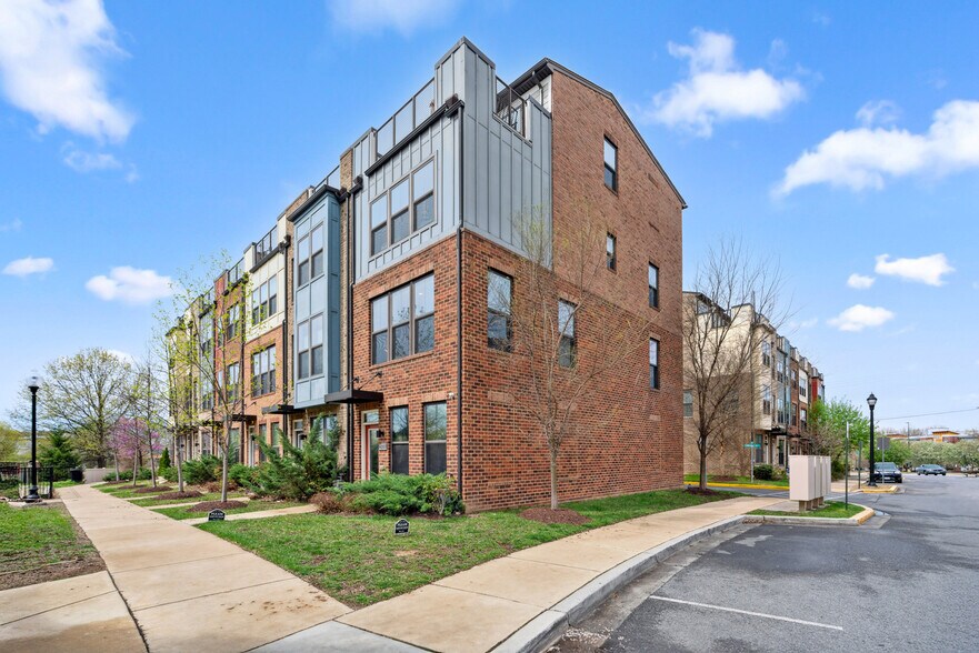 Building Photo - 6211 Chronicle St