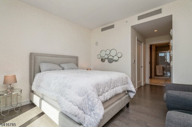 Building Photo - 15 Morris Ave