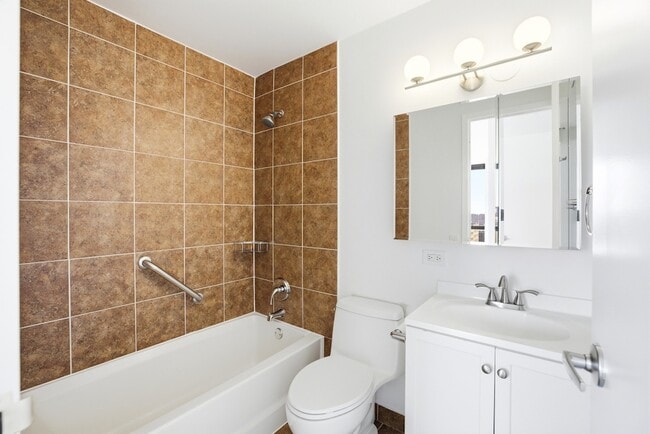 Building Photo - 4343 N Clarendon Ave