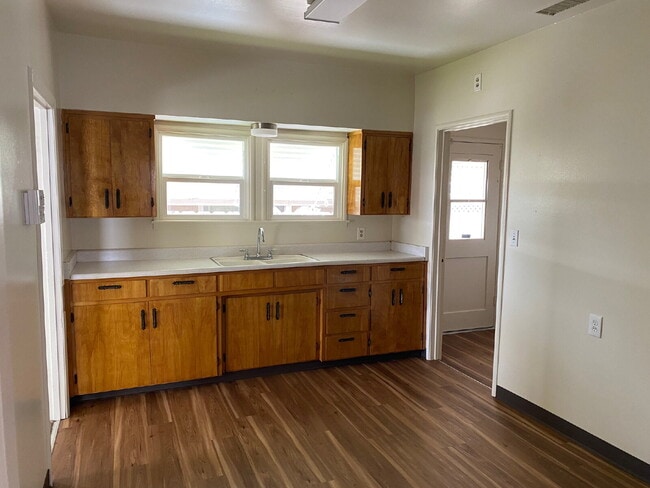 Building Photo - Charming 2-Bedroom, 1-Bath Home with Modern Updates on a Spacious Lot
