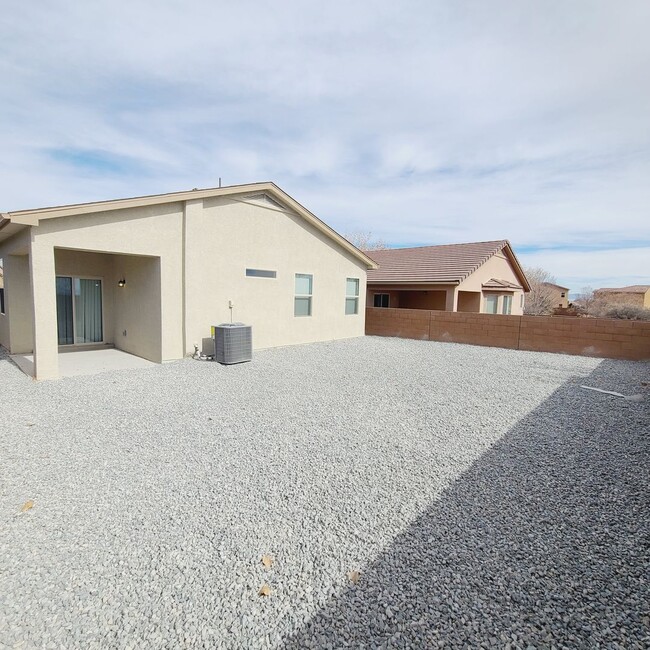Building Photo - 3 bed 2 bath home in Huning Ranch!