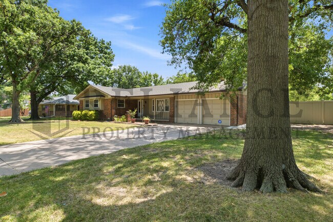 Building Photo - 8115 E Mockingbird St