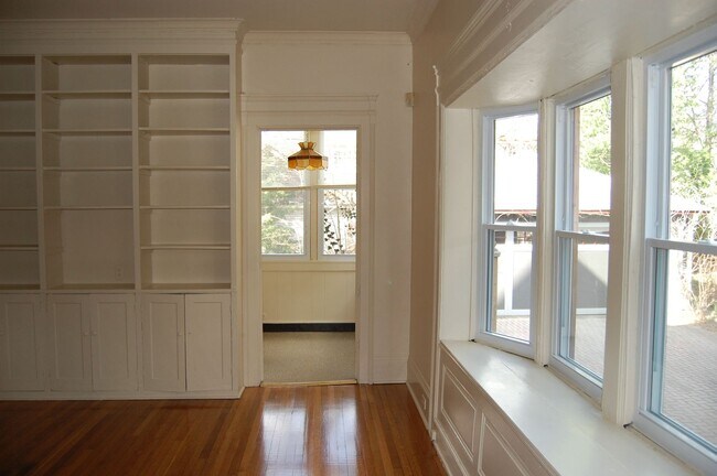 Building Photo - AVAILABLE AUGUST 1, 2026 - Charming 1st. F...