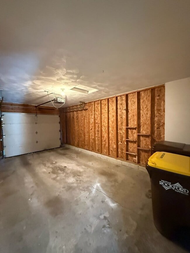 Building Photo - 2 Bedroom 1.5 Bath Spacious Townhome