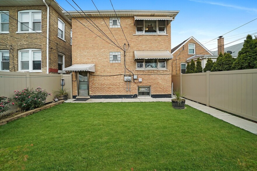 Building Photo - 6022 S Komensky Ave