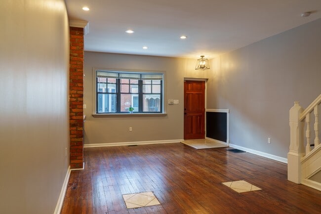 Building Photo - 2523 S Rosewood St
