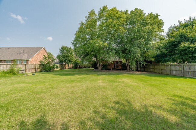 Building Photo - Furnished beautiful 4bd/2.5bth home located in the Clabber Creek Subdivision!! Open to various le...