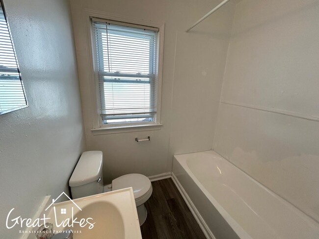 Building Photo - Stunning 3 Bedroom 1 Bathroom now available for rent