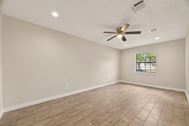 Building Photo - 3214 Longwood Dr