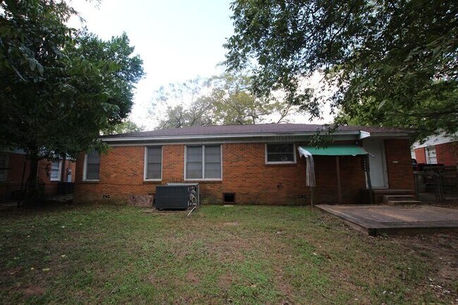 Building Photo - Charming 3 Bedroom 2 Bath Near TJC!