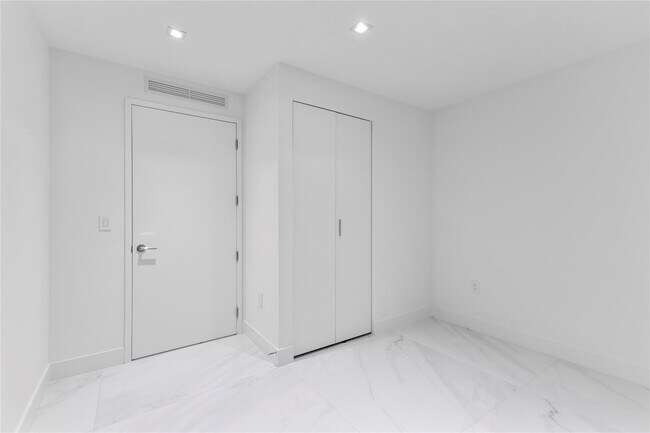 Building Photo - 700 NE 24th St