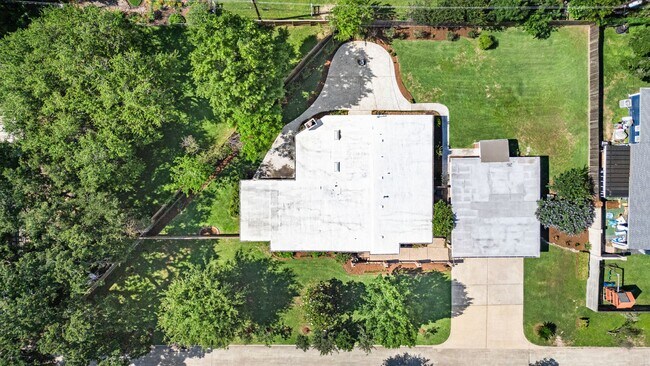 Building Photo - 10310 Mayfield Rd