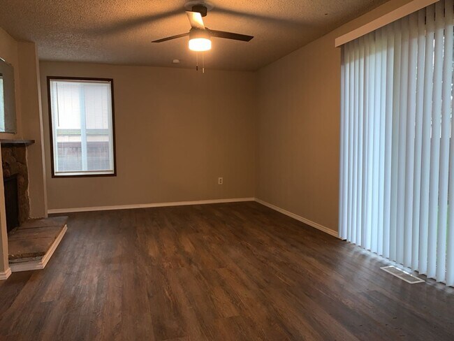 Building Photo - Beautiful 3Bd/1.5 Ba Federal Way Home.