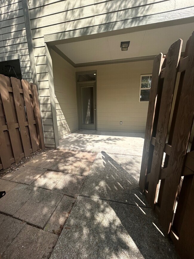 Building Photo - Beautiful 2 Bedroom 2.5 Bath Townhouse inn Prime Nashville Location