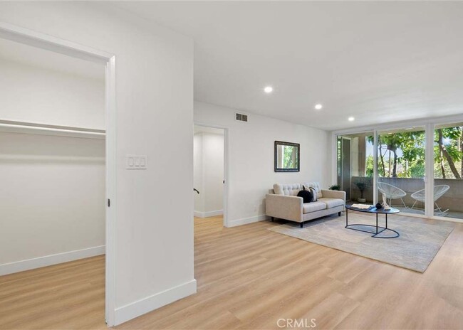 Building Photo - 5411 Tyrone Ave
