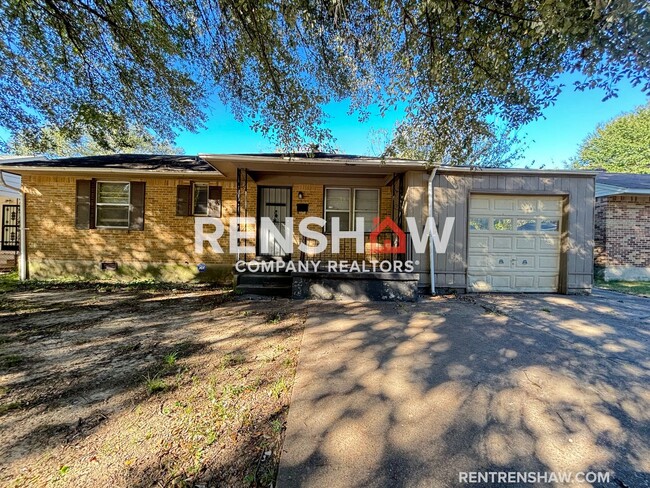 Primary Photo - Attached Garage - 3 Bed / 2 Bath - Move in...