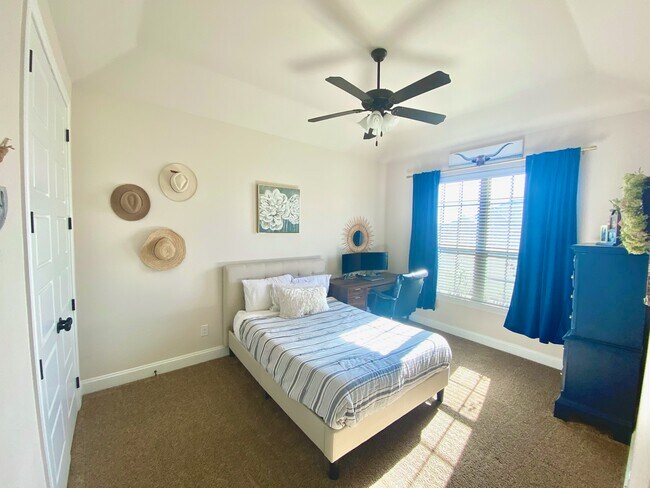 Building Photo - 1215 Desert Rose Dr
