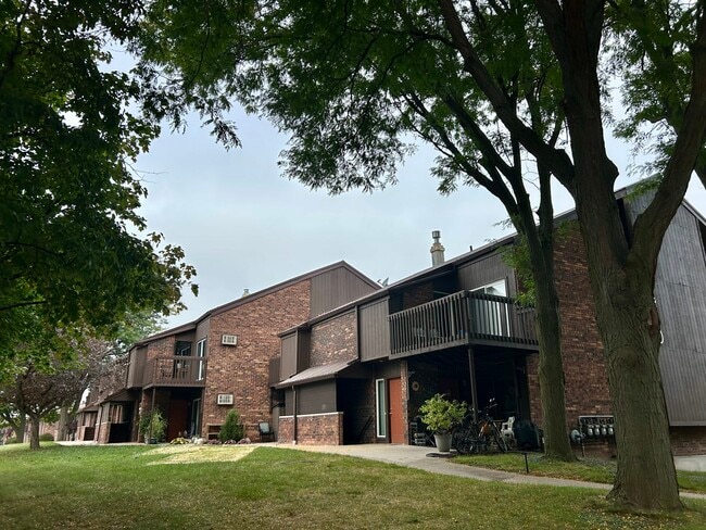 Building Photo - 210 Royal Ct