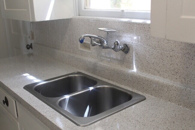 Building Photo - Spacious corner unit in Cortez Hills!