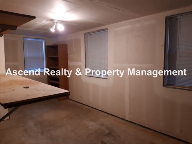 Building Photo - Sexton Mtn 3 Bed End Unit Townhome, Huge G...