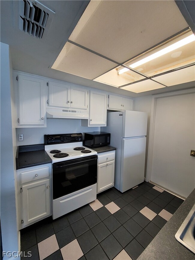 Building Photo - 931 SE 23rd Pl