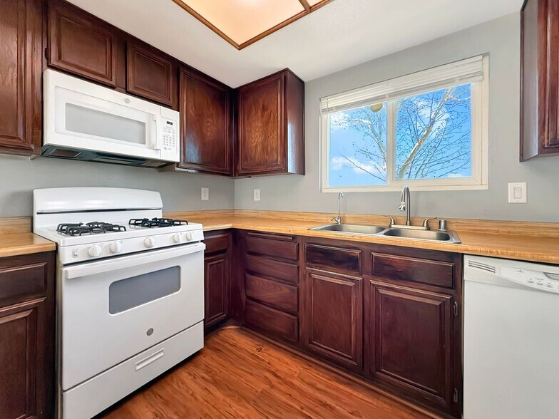 Building Photo - 2500 Topaz Ln