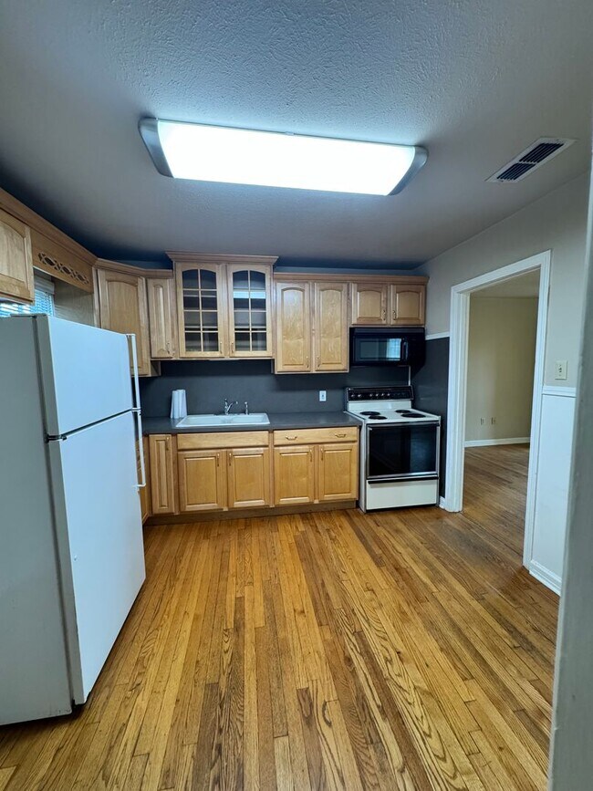 Building Photo - Charming 2 bedroom