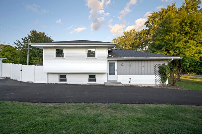 Building Photo - 2614 Burlington Ave