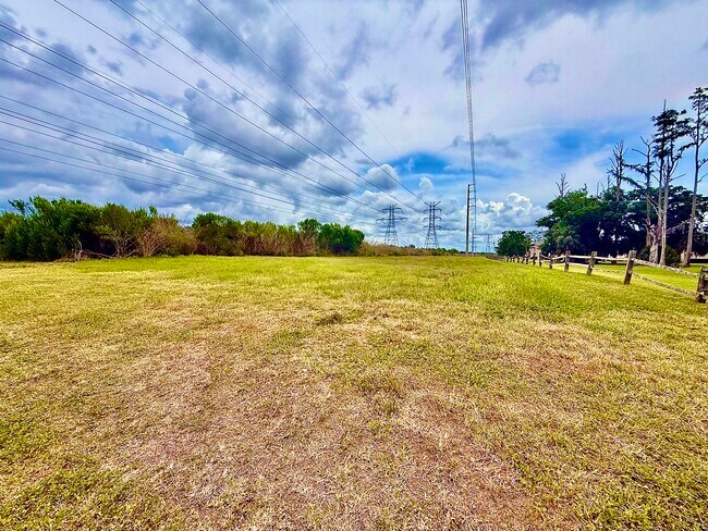 Building Photo - 141 Lakeside Dr