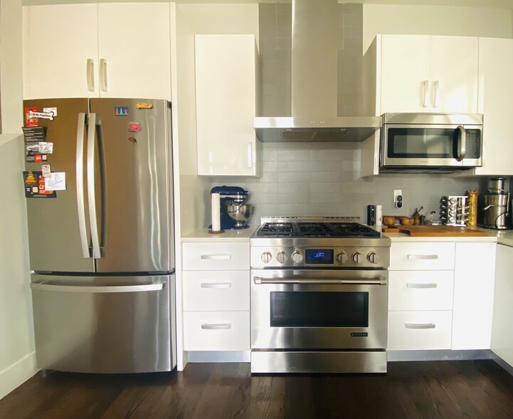 Kitchen and appliances - 225 Dorchester St