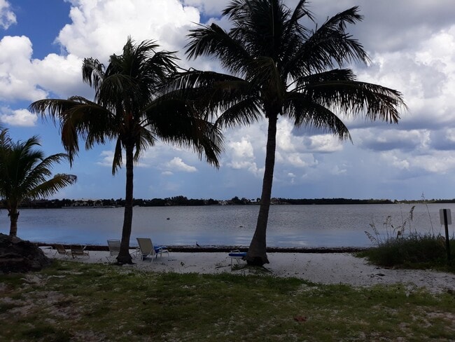 Building Photo - 22 S Loafing St