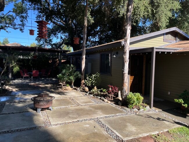 Building Photo - 860 N Mar Vista Ave