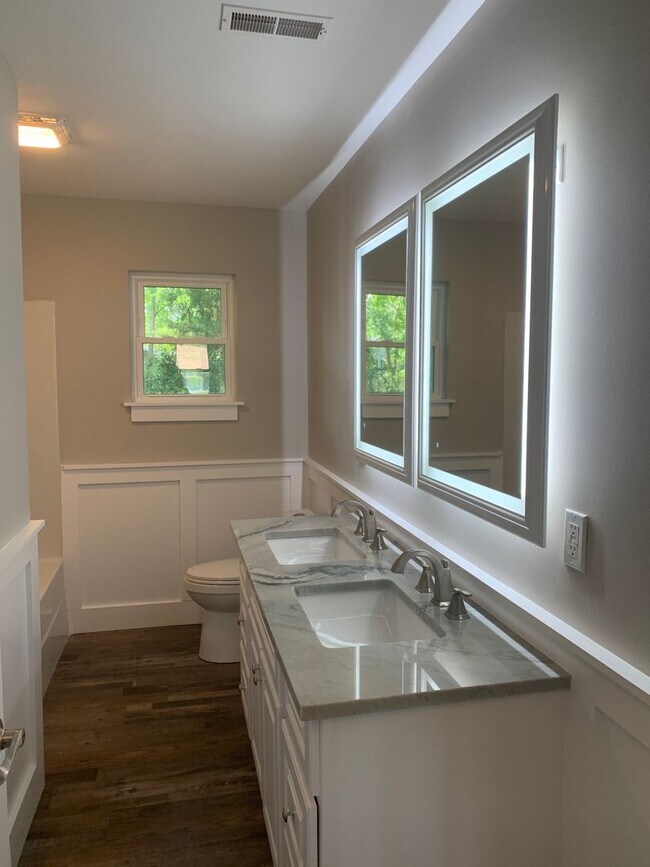 Building Photo - 3 Bedroom 2 Bath House with Fenced-in Yard...