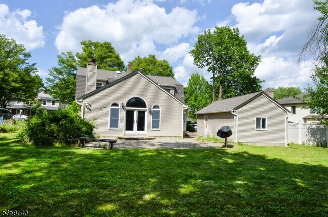 Building Photo - 252 Hillside Ave