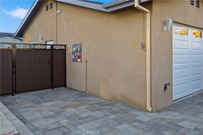 Building Photo - 215 E 2nd St