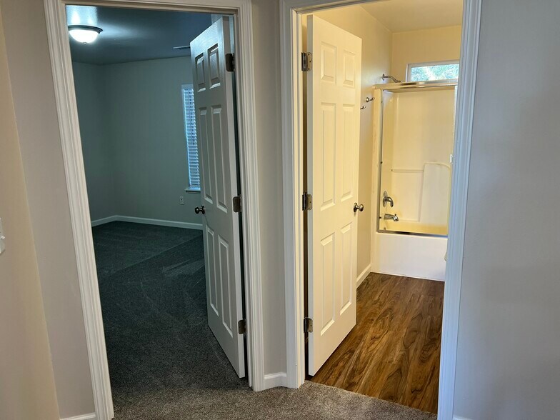 Building Photo - 5553 Glenridge Way