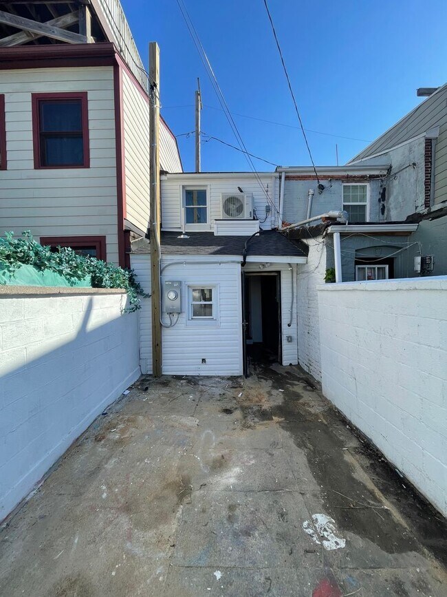 Building Photo - Renovated home on small, perfect little st...
