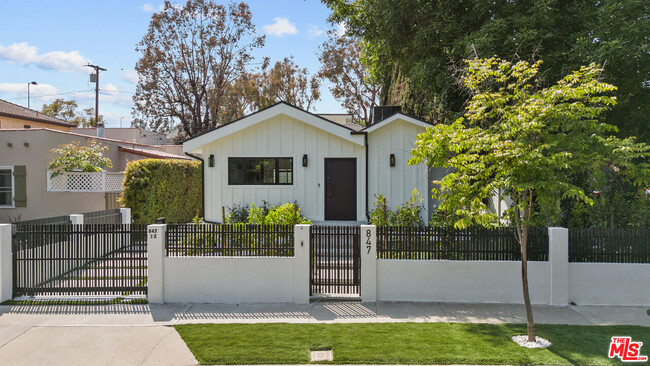 Building Photo - 847 Huntley Dr