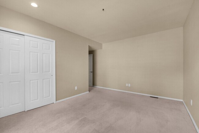 Building Photo - 2420 Regal View Ct