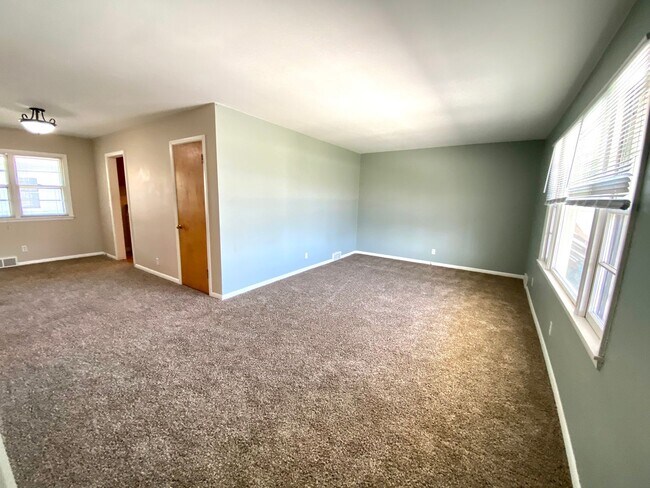 Building Photo - Gorgeous 5 Bed, 2 Bath House Near Concordia and MSUM!